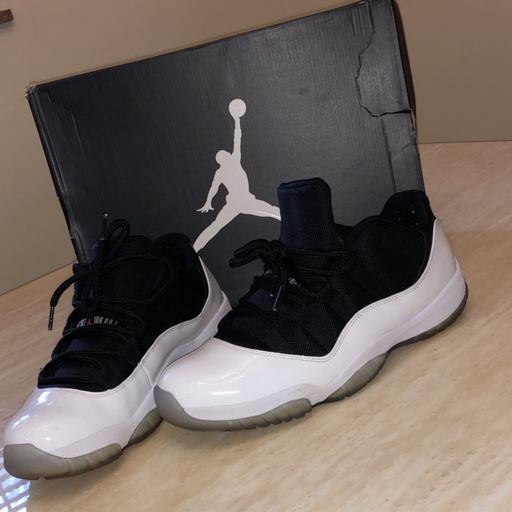 Men’s AIR JORDAN 11 RETRO LOW TUXEDO WHITE / BLACK